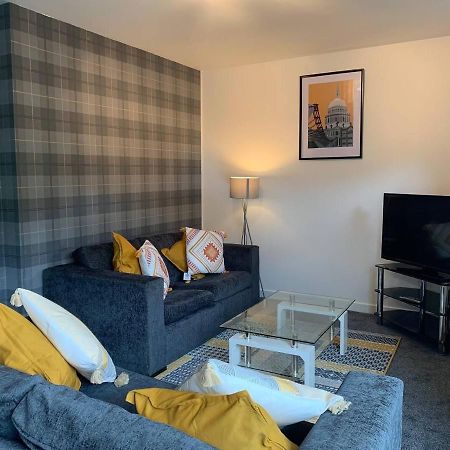 Modern 2 Bedroom Flat With Free Parking In Cambuslang, 글라스고 외부 사진