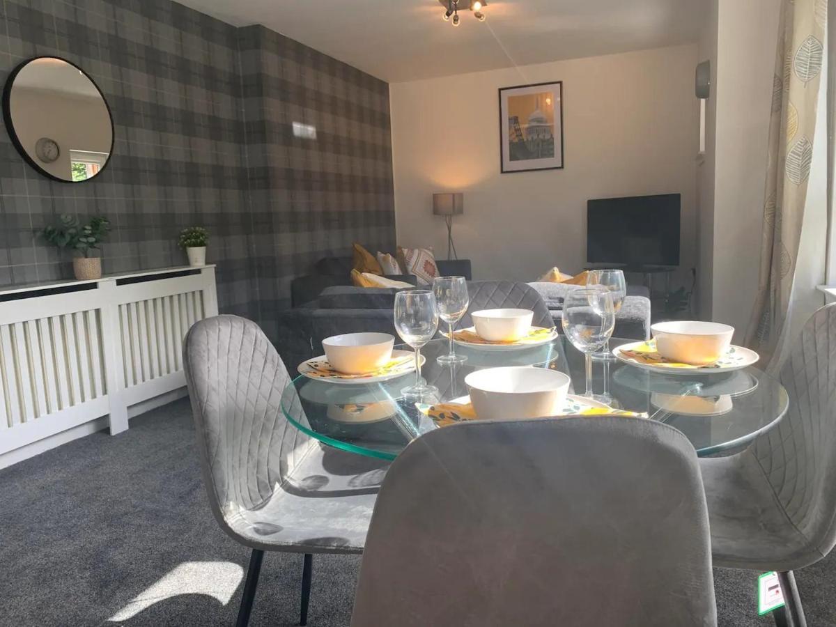 Modern 2 Bedroom Flat With Free Parking In Cambuslang, 글라스고 외부 사진